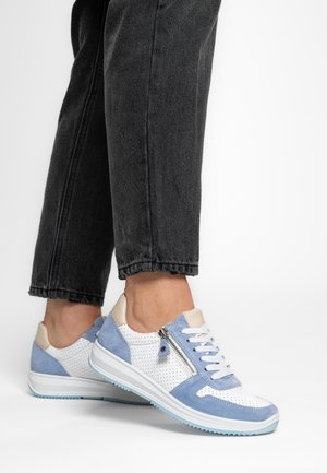 Sneaker mit weißem, perforiertem Lederobermaterial, blauen Wildlederakzenten und hellbeigem Fersenbereich. Verfügt über eine Schnürung vorne und einen Reißverschluss an der Seite.