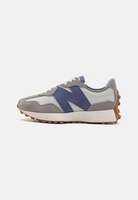 Sneaker grigi e blu navy con una tomaia in pelle e suede. Presentano una suola in gomma spessa e texture e un classico design con lacci.