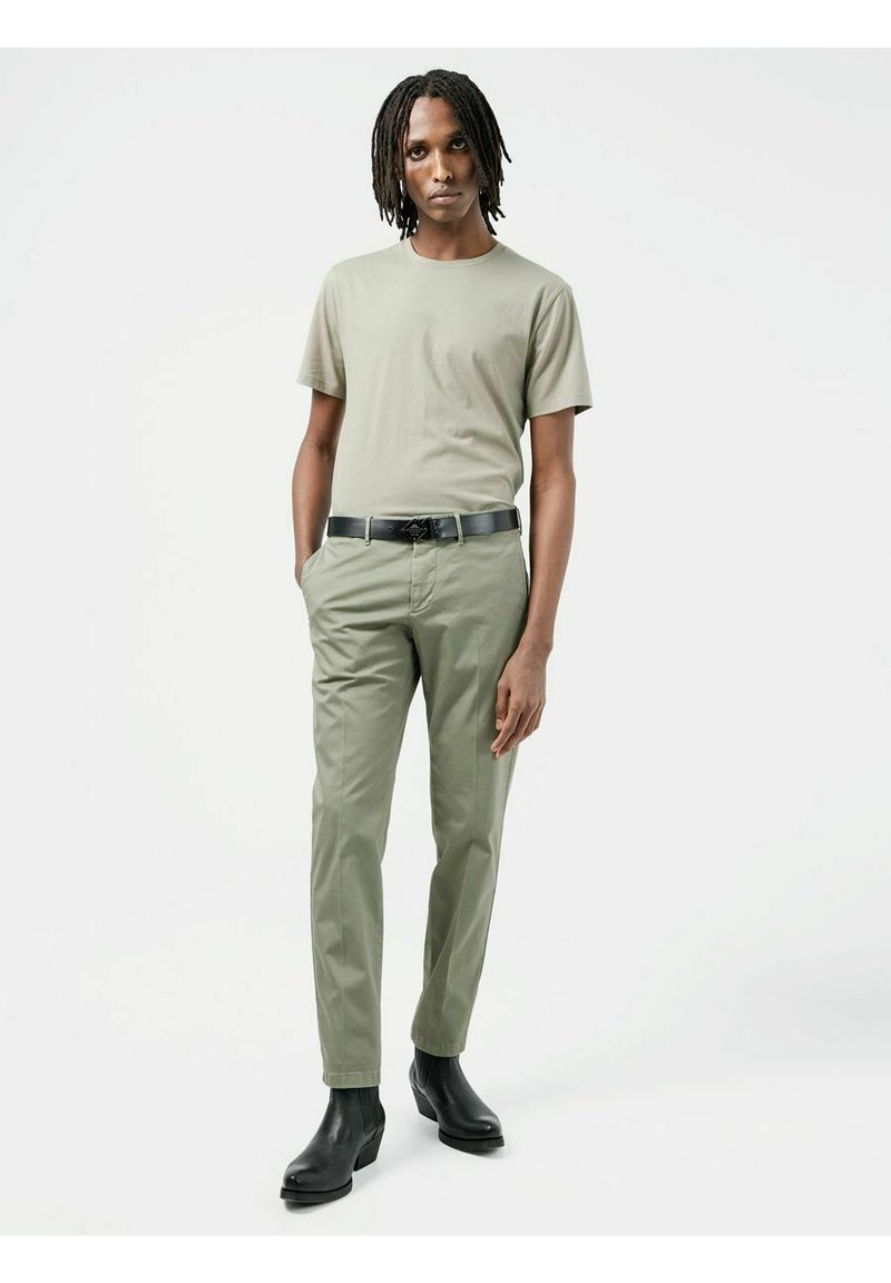 Herren T-shirts & Polos | J.LINDEBERG Stoffhose vetiver/hellgrün - UV31396 Herren T-shirts & Polos | J.LINDEBERG Stoffhose vetiver/hellgrün - UV31396