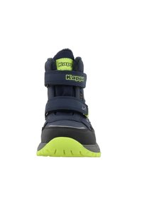 Zapatillas deportivas en azul y verde con correas de Velcro, tejido texturizado, suela de goma y acentos de logotipo; cuentan con un cuello acolchado y detalles reflectantes.