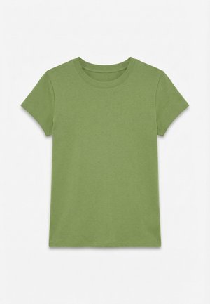 Απλό πράσινο κοντομάνικο t-shirt με στρογγυλή λαιμόκοψη, απλωμένο επίπεδα σε λευκό φόντο.