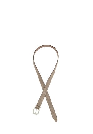 Wildledergürtel in hellem Taupe mit einer flachen, glatten Textur; verfügt über eine silberne Kunststoffschnalle und mehrere Einstelllöcher zur Größenanpassung.