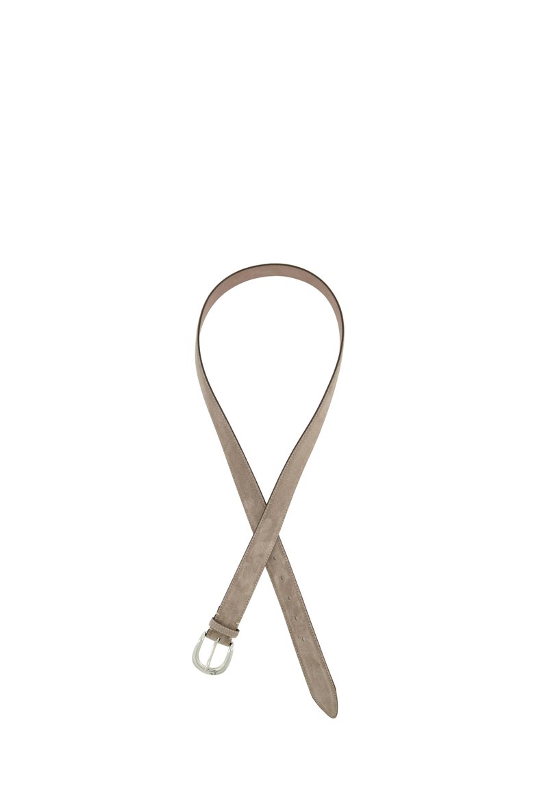 Wildledergürtel in hellem Taupe mit einer flachen, glatten Textur; verfügt über eine silberne Kunststoffschnalle und mehrere Einstelllöcher zur Größenanpassung.