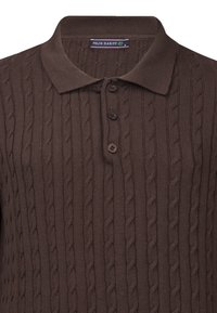 Brauner gestrickter Poloshirt mit strukturiertem Kabeldesign, drei Knöpfen am Kragen und einem Markenetikett am Hals. Weicher Stoff, mittlere Dicke.