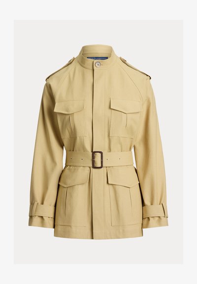 Jachetă bej cu curea, guler înalt, patru buzunare frontale cu clapetă, epoleți pe umeri și curele reglabile la mâneci.