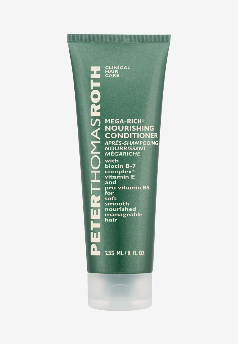 Tube verte de l'après-shampooing nourrissant Mega-Rich de Peter Thomas Roth, 235 mL, avec inscription en blanc. Contient de la biotine B-7, de la vitamine E et du pro-vitamine B5.