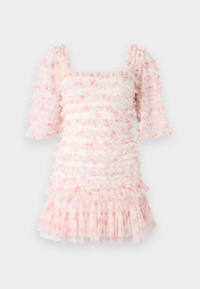 Riasen dress s obdĺžnikovým výstrihom a nafúknutými rukávmi, vyrobený z priesvitnej látky s ružovými kvetinovými vzormi a vrstvenými volánmi na spodnom okraji.