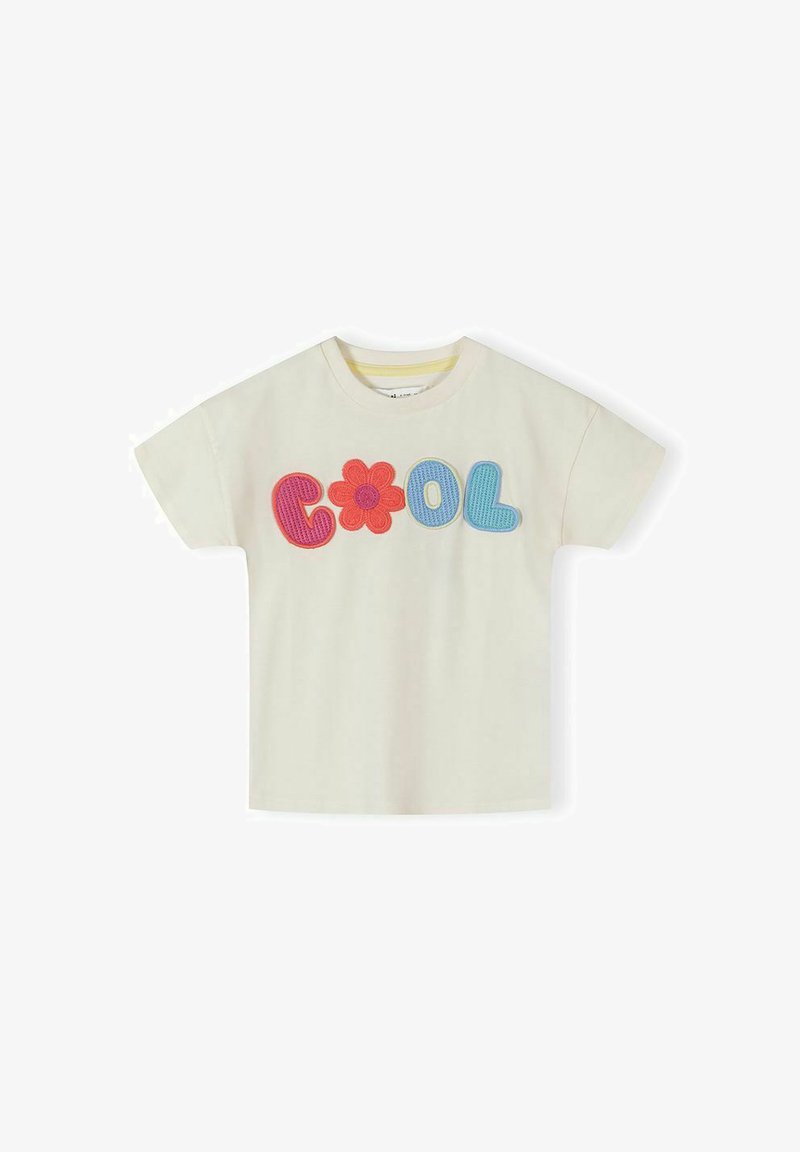 T-shirt à manches courtes couleur crème avec des lettres en crochet formant le mot "COOL", le "O" remplacé par une fleur rouge au centre violet.