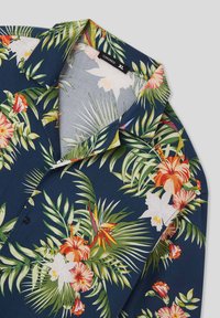 Camicia a maniche corte in tessuto blu navy con un vivace motivo floreale, caratterizzata da fiori tropicali e foglie verdi, colletto button-down e vestibilità comoda.