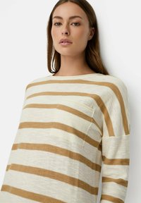 Leichter, cremefarbener Strickpullover mit horizontalen braunen Streifen und einer Brusttasche. Verfügt über einen runden Ausschnitt und eine lockere Passform für angenehmen Tragekomfort.