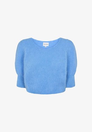 Pull en maille duveteux bleu clair à manches courtes bouffantes, poignets et ourlet côtelés avec un col rond sur fond blanc uni.