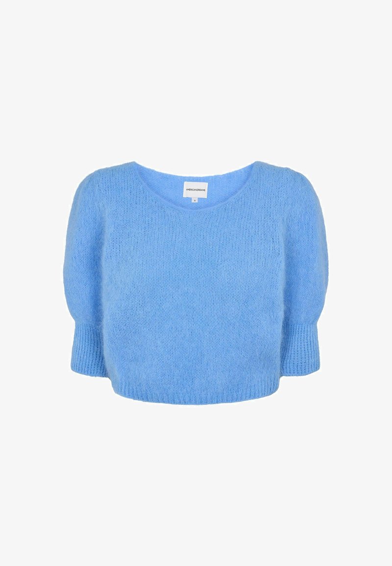 Pull en maille duveteux bleu clair à manches courtes bouffantes, poignets et ourlet côtelés avec un col rond sur fond blanc uni.