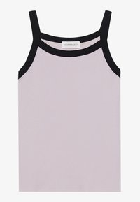 Lys lavendel tanktopp med svart kant, med tynne stropper og ribbet tekstur. Merket er plassert ved halsen.