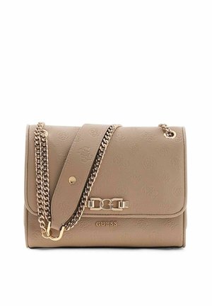 Sac bandoulière Guess beige avec motif logo texturé, bandoulière chaîne dorée et fermoir logo métallique sur fond blanc.