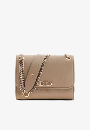 Sac bandoulière Guess beige avec motif logo texturé, bandoulière chaîne dorée et fermoir logo métallique sur fond blanc.