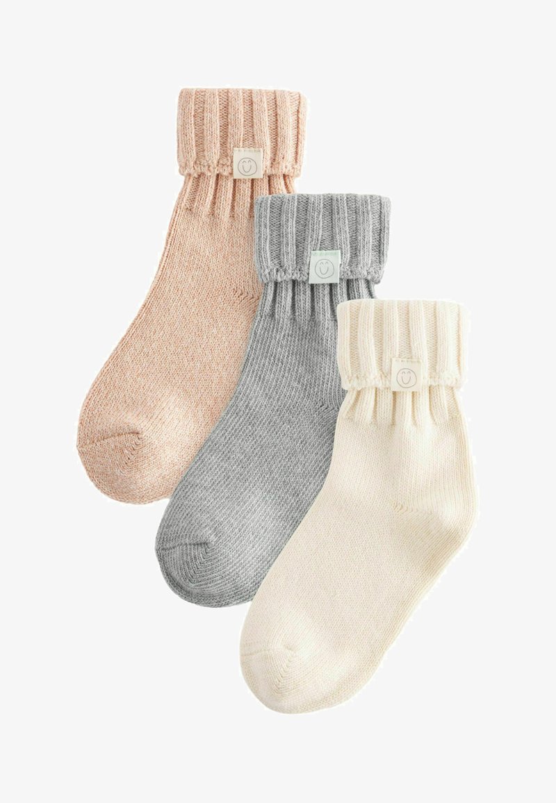 Drei Paar Socken aus weichem Strickstoff; die Farben umfassen Hellrosa, Grau und Creme. Jede Socke hat einen gerippten Bündchen und ein kleines Logoschild.