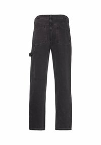 Pantalones de mezclilla negros con corte recto, que cuentan con dos bolsillos traseros y un bolsillo lateral de utilidad. La tela tiene una textura ligeramente desgastada.