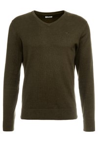 Olivgrüner V-Ausschnitt-Pullover aus einem weichen Strickstoff, mit langen Ärmeln sowie gerippten Bündchen und Saum. Dezentes Logo-Detail auf der Brust.