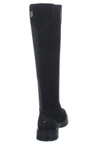 Stivale nero in suede alto fino al ginocchio con finitura testurizzata, dotato di cerniera laterale, suola in gomma resistente e un piccolo dettaglio con il logo vicino al tallone.