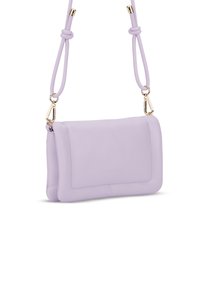 Borsa a tracolla in pelle lilla con hardware dorato, caratterizzata da un design piatto, una tracolla regolabile e un logo del brand in rilievo sul fronte.