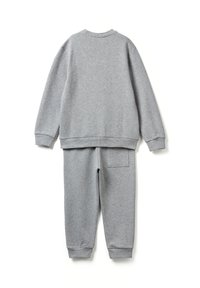 Šedá mikina s dlouhým rukávem a odpovídající tepláky s manžetami na nohavicích, zobrazené zezadu na bílém pozadí.