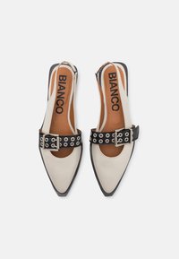 Bianco BIAVICTORIA SINGLE BUCKLE SLINGBACK - Balerini cu baretă la spate - black/beige