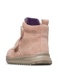 Stivale in suede marrone chiaro per bambini con fodera interna viola, suola in gomma beige, linguetta sul retro e chiusura con strappo, mostrato dal retro.