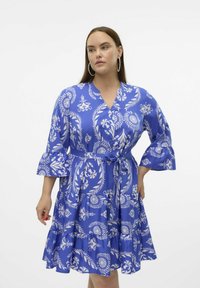 Vero Moda Curve ZERA - Vestido informal - dazzling blue