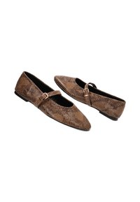 Zapatos planos de piel de serpiente marrón con punta afilada y una correa decorativa. Textura suave con un brillo sutil. Suela baja y plana.
