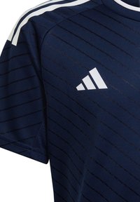 Marineblaue Sportshirt mit horizontalen Streifen, Rundhalsausschnitt und weißen Akzentstreifen an den Schultern. Verfügt über das Adidas-Logo in Weiß.