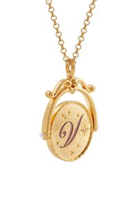 Collana con pendente d'oro che presenta una lettera "V" viola, accenti a forma di stella e un piccolo dettaglio in perla, attaccata a una catena con maglie rotonde.