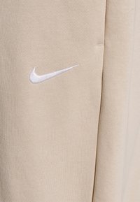 Nike Sportswear PLUS - Calças de fato de treino - sanddrift