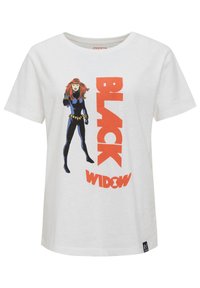 Hvid bomulds T-shirt med et grafisk print af en karakter i en sort dragt, med fed orange "BLACK WIDOW" tekst ved siden af.