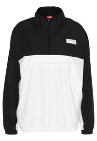 Czarny i biały wiatrówka na zamek z wysokim kołnierzem, z kieszenią na piersi, elastycznymi mankietami i logo New Balance na górze po lewej stronie.