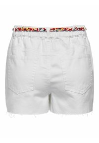Beli džins kratke hlače z elastičnim pasom, ki vsebujejo barvit pleteni detajl. Dve hrbtni žep in strgani rob pri hlačnicah.