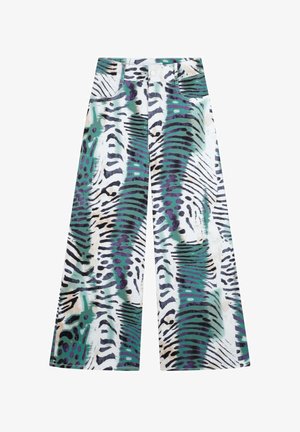 Bredde benbukser lavet af et bomuldsblandingsstof med et dristigt mønster af sorte, hvide og grønne dyreprint på en lys baggrund.