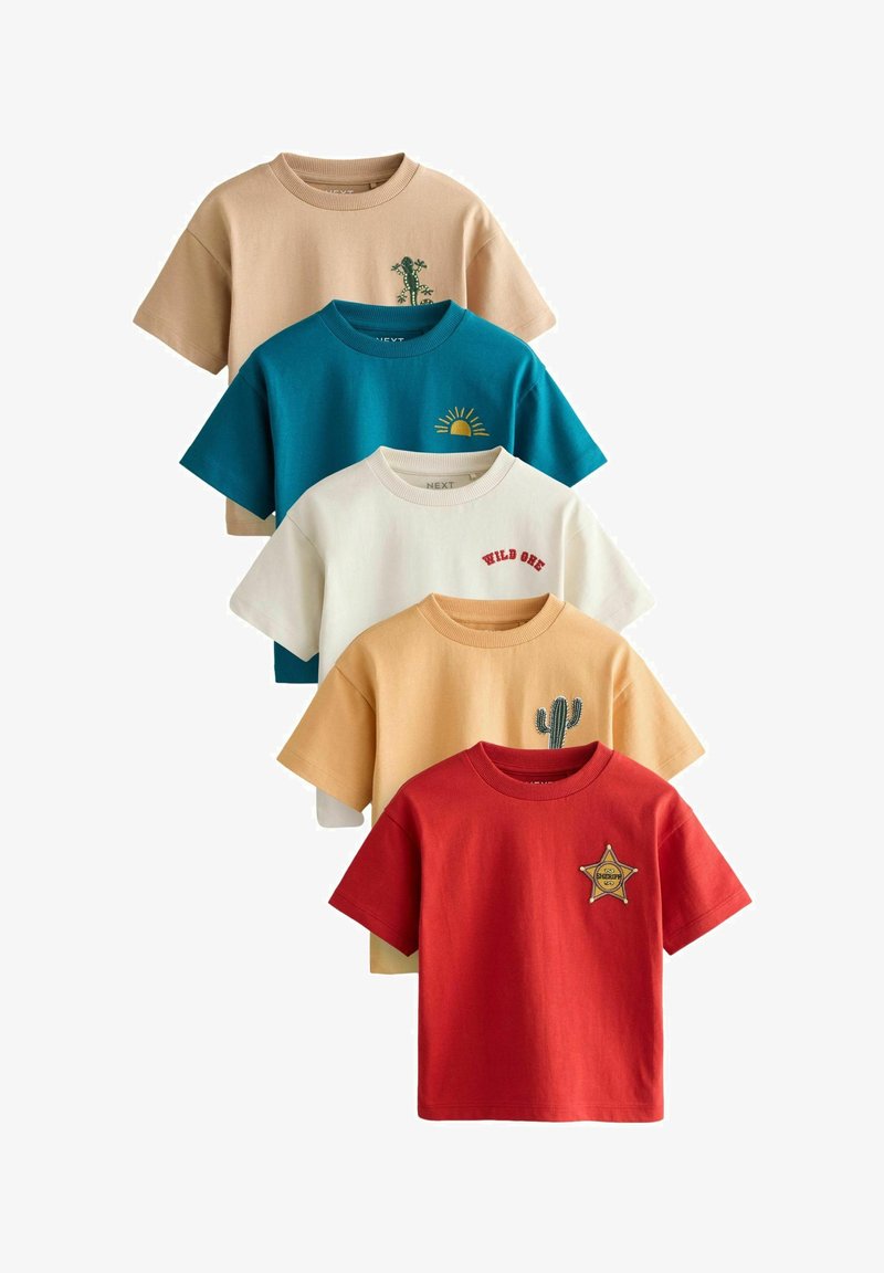 Fünf kurzärmelige Kinder-T-Shirts in Beige, Blau, Weiß, Gelb und Rot, jeweils mit einem kleinen einzigartigen gestickten Motiv auf der Brust.
