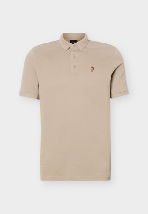 Beige polo met korte mouwen, drie knopen en klein bruin geborduurd logo op de linkerborst tegen een witte achtergrond.