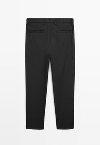 Schwarze Hosen mit glatter Textur, schlankem Schnitt, zwei Gesäßtaschen und einem einfachen Bund. Keine sichtbaren Muster oder Akzente.