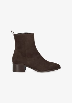 Bottine en daim marron avec un bout carré, un petit talon bloc, une fermeture éclair latérale et une languette à l'arrière. Texture lisse avec une finition mate.