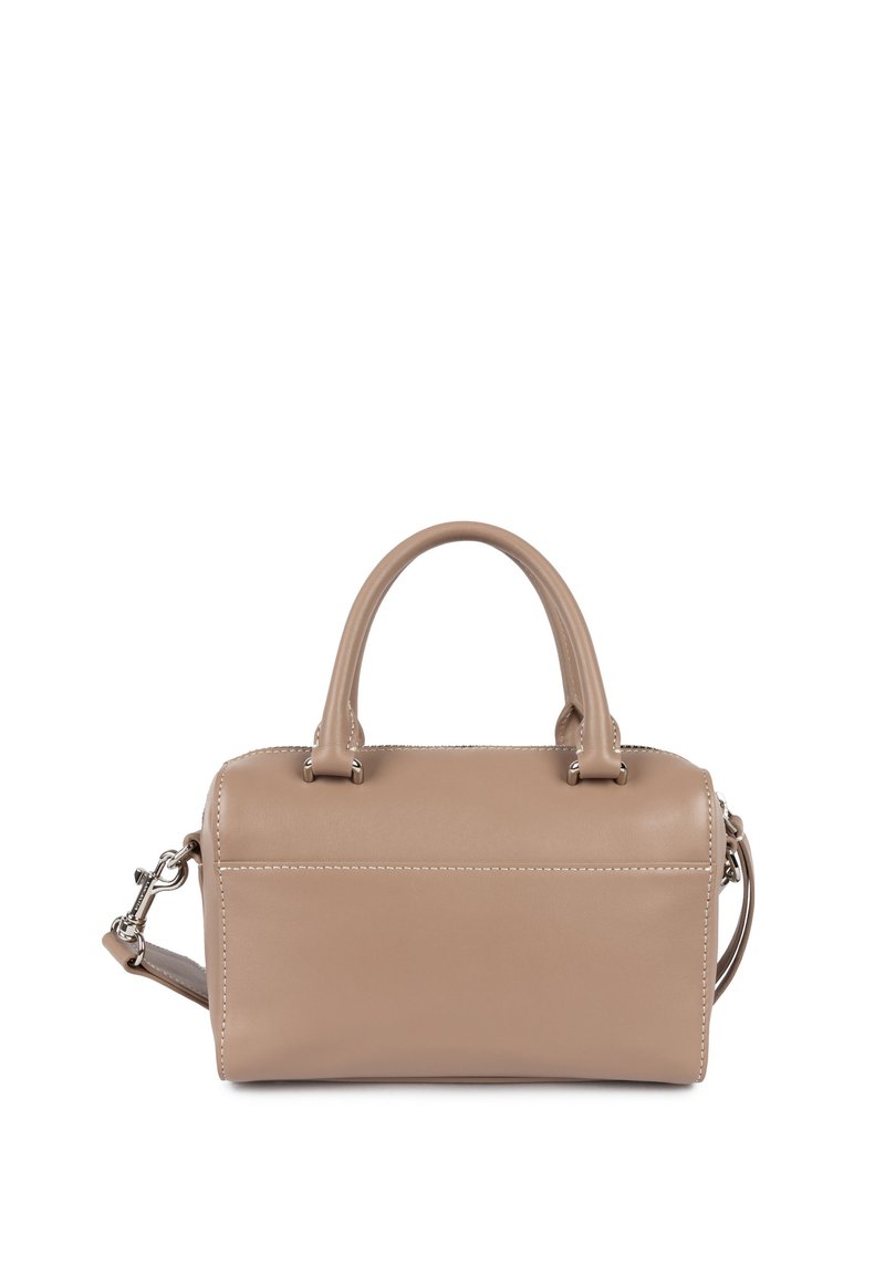 Beige leren handtas met twee handvatten aan de bovenkant, een afneembare schouderriem, een platte rechthoekige vorm en contrasterende witte stiksels.