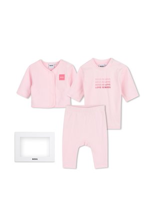 Drie-delig babykleding set in lichtroze, inclusief een cardigan, een shirt met de tekst "BOSS IS LOVE" en een bijpassende broek met een wit BOSS-label.