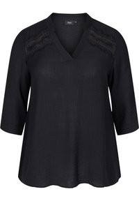 Maglietta nera con scollo a V e maniche a tre quarti. Presenta dettagli in pizzo sulle spalle e un tessuto strutturato. Design con vestibilità ampia.