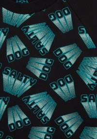 Čierny textil so zopakovaným vzorom textu "SALTY DOG" v tučnom tyrkysovom písme, s textúrovaným dizajnom.