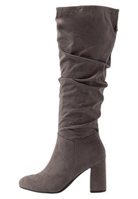 Alti stivali grigi in suede con un design svasato, punta appuntita e tacco spesso. Presentano una consistenza liscia e hardware visibile minimo.