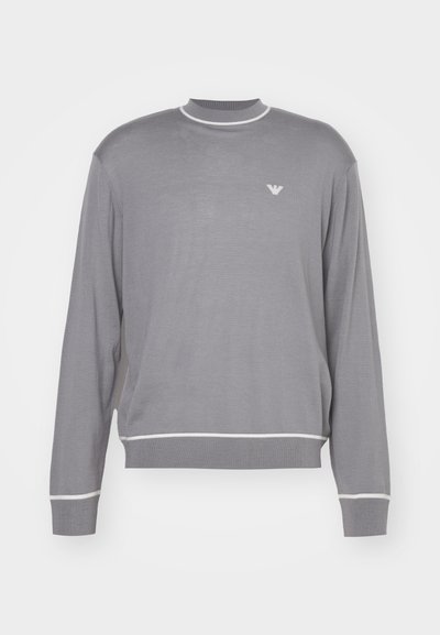 Maglione grigio a maniche lunghe con colletto e orli bianchi; presenta una texture a coste e un piccolo logo sul petto.