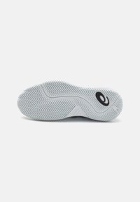 Weiße Sportschuhsohle mit einem Fischgrätenprofil, glatter Gummistruktur und einem schwarzen Logoakzent nahe der Ferse.