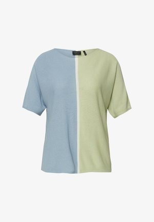 Haut en maille à manches courtes avec un design fendu verticalement en bleu clair à gauche et vert pâle à droite, séparés par une fine bande blanche.