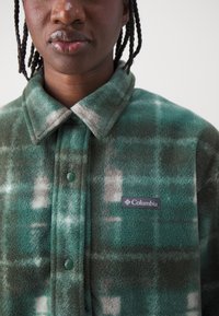 Columbia BENTON SPRINGS™ SHIRT JACKET II - Fliisjakk - rain forest
