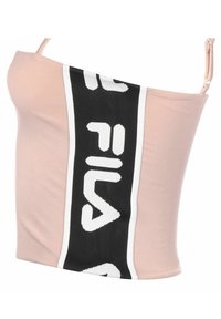Svetloružový skrátený top s tenkými ramienkami, ktorý obsahuje výrazný čierno-biely vertikálny pruh s logom "FILA" a hladkým textúrom látky.